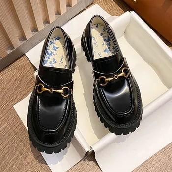 2022 Новые женские маленькие кожаные туфли Lok Fu с усиленной резиновой пряжкой и бархатной толстой подошвой на одной педали