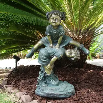 Статуя девочки из Альпийской корпорации, перепрыгивающей через статую мальчика, открытая садовая статуя