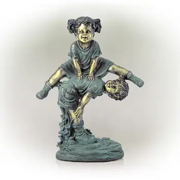 Статуя девочки из Альпийской корпорации, перепрыгивающей через статую мальчика, открытая садовая статуя Изображение 2